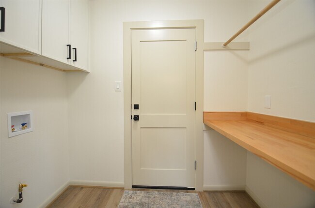 Building Photo - 9011 Theysen Dr