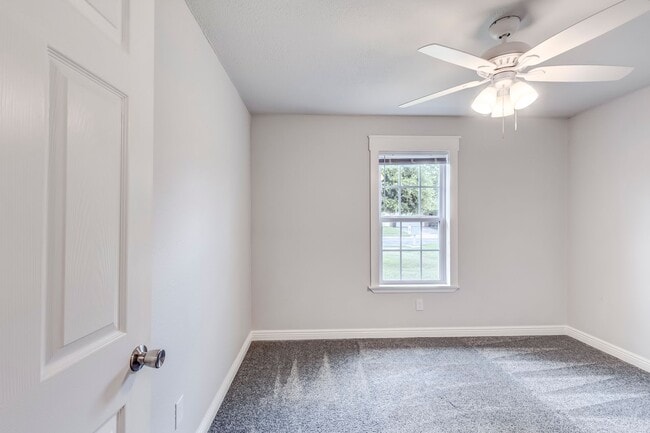 Building Photo - 2307 Traverse Dr