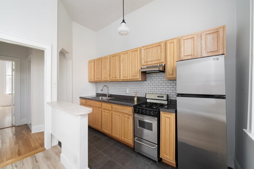 Building Photo - 160 2nd St