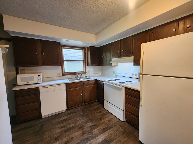 Kitchen - 6141 S State Rd 63