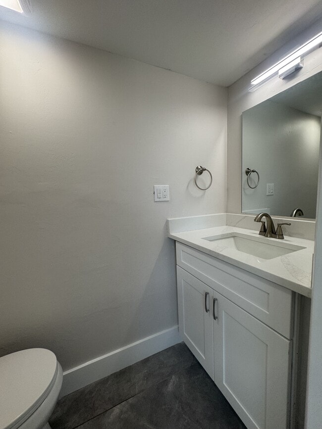 Building Photo - 637 12th Ave S