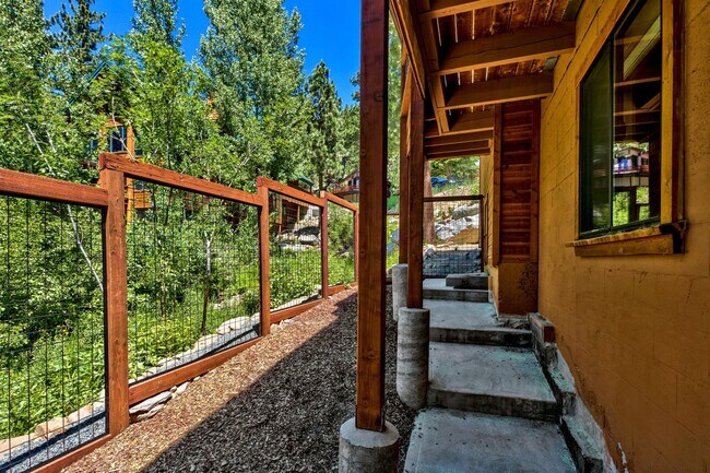 Building Photo - Gorgeous Lakeview! Pet Friendly w a Garage & AC!
