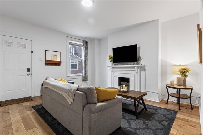 Building Photo - Renovated 3-bed, 2.5-bath house in Heart o...