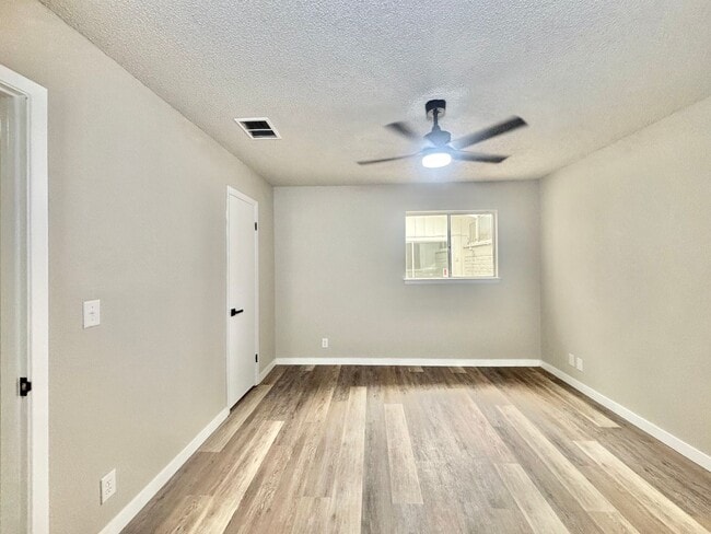 Building Photo - 5202 Metcalf-