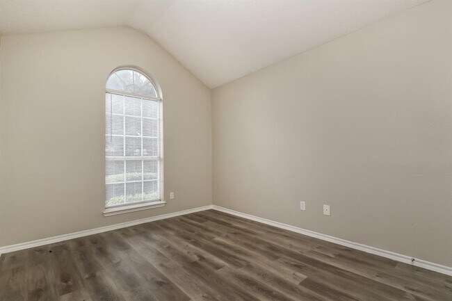 Building Photo - 2310 Summit Dr