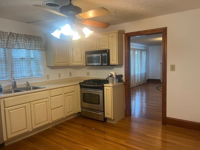 Building Photo - One Level Home! 3bed/1 bath with extra-lar...