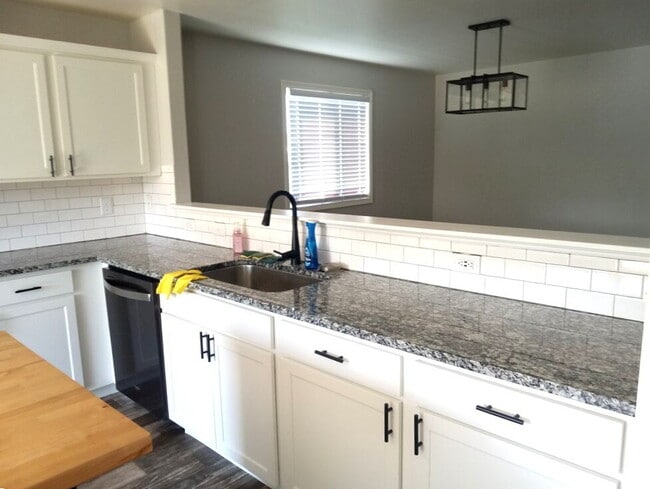 Building Photo - Spacious 4-Bedroom Home with 3 Full Baths in Swartz Creek