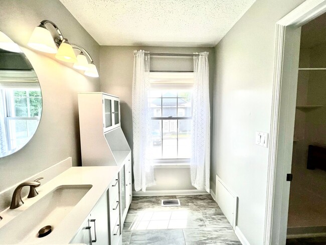 Building Photo - Gorgeous end unit condo