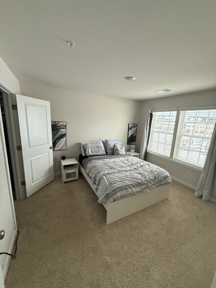 Building Photo - 7504 Day Break Dr