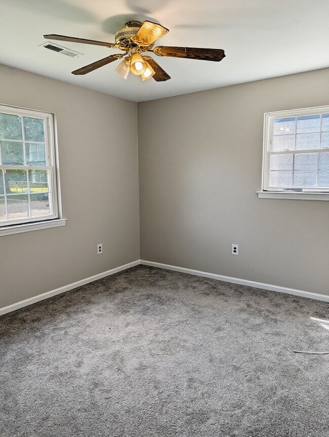 Building Photo - 2028 Top Hill Dr NW