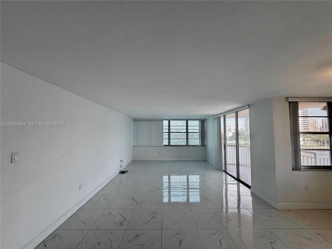 Building Photo - 18081 Biscayne Blvd