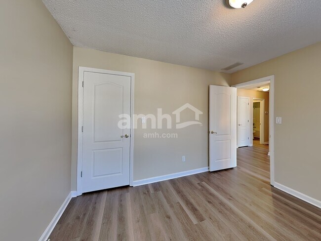 Building Photo - 285 Thornbush Ln