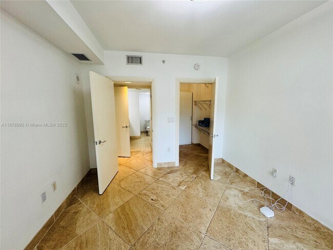 Building Photo - 20000 E Country Club Dr