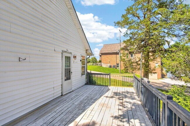 Building Photo - 3008 Lakeshore Dr