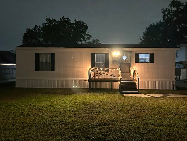 Building Photo - 506 Main St