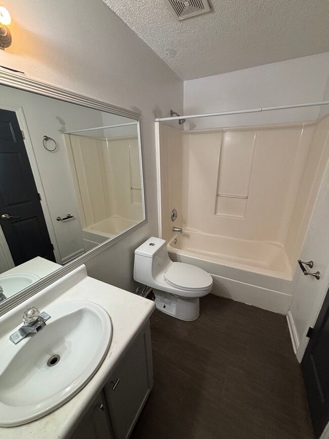 Building Photo - Spacious 4-Bed, 2-Bath Home with Yard and ...