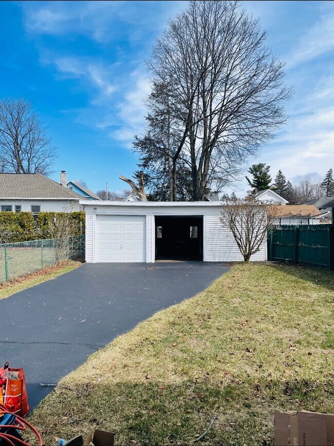 Building Photo - Single Family Home Available in Schenectady, NY!