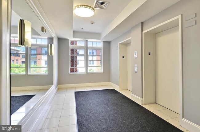 Building Photo - 309 Holland Ln