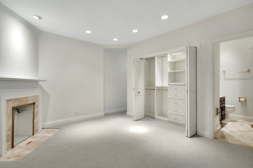 Building Photo - 1228 N Dearborn St