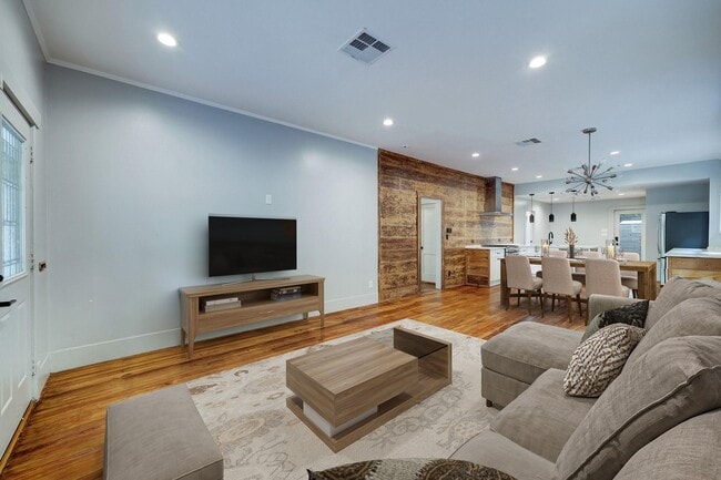 Building Photo - 1032 E 6 1/2 St