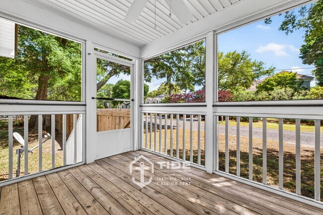 Building Photo - Modern Living in the Heart of West Ashley