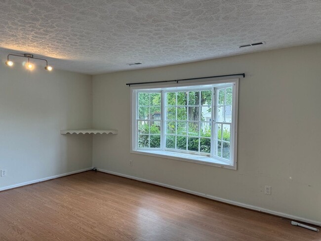 Building Photo - 3 Bed 1.5 Bath Townhouse Near Peaks View Park