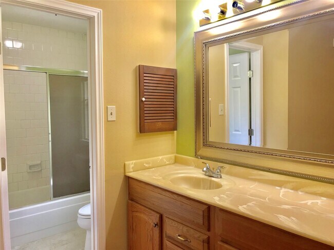 Building Photo - 3330 Creek Grove Dr