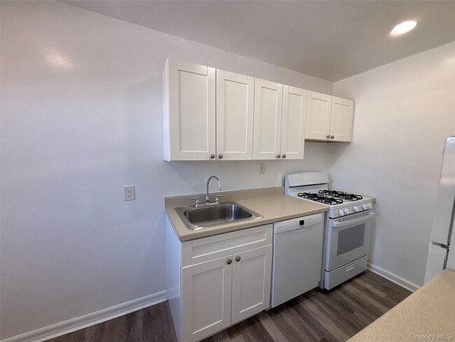 Building Photo - 25 Dolphin Green