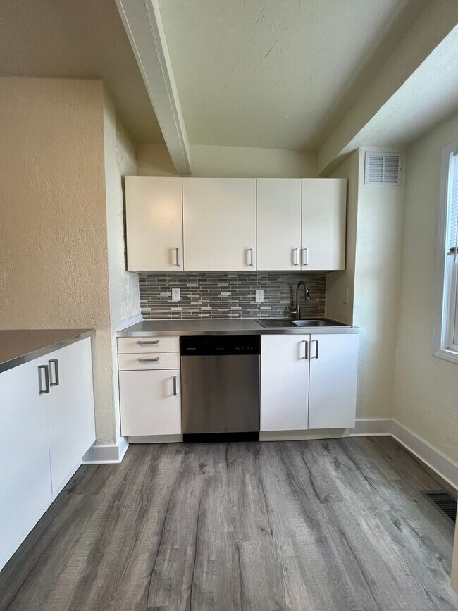 Building Photo - Updated 1BR 1 Bath house with office now available!