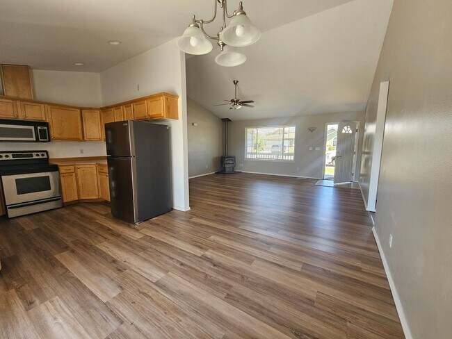 Building Photo - 3 Bedroom Home with Outdoor Space