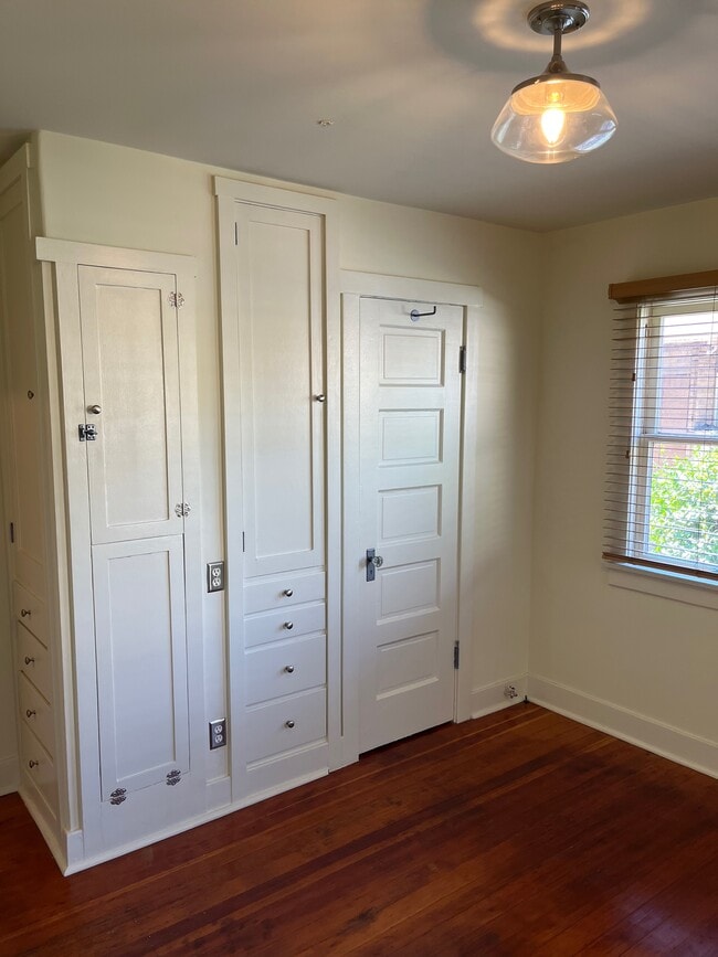 Building Photo - 135 E Ave 42