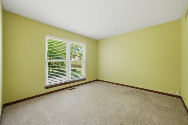 Building Photo - Spacious 4-Bedroom Home with Finished Basement and Modern Upgrades in Grayslake
