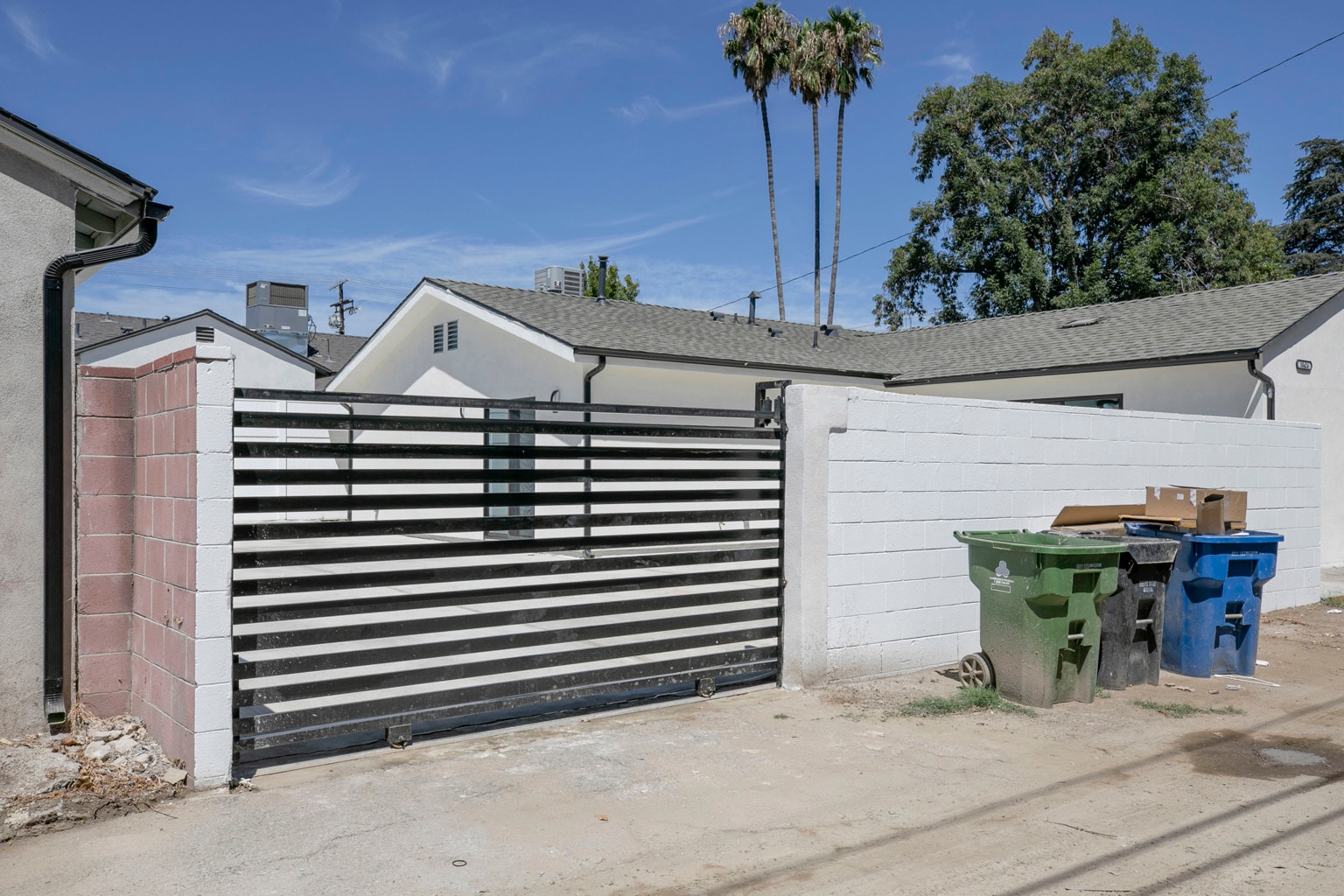 Building Photo - 10422 Woodley Ave