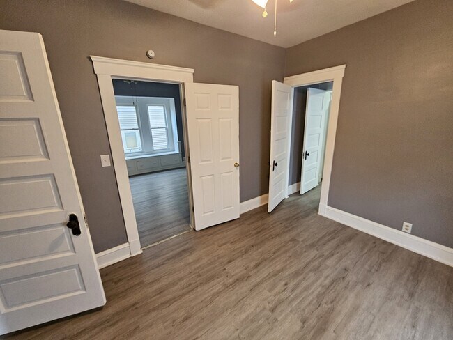 Building Photo - 3433 W 41st St