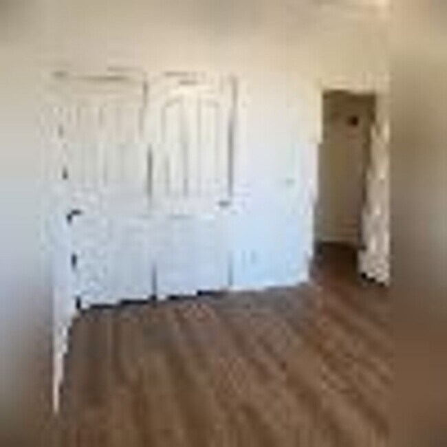 Building Photo - 4 Bedroom, 2 1/2 Bath Available Now!