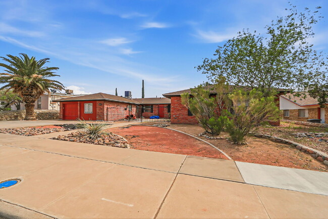 Building Photo - 3-Bedroom Duplex with Refrigerated AC.