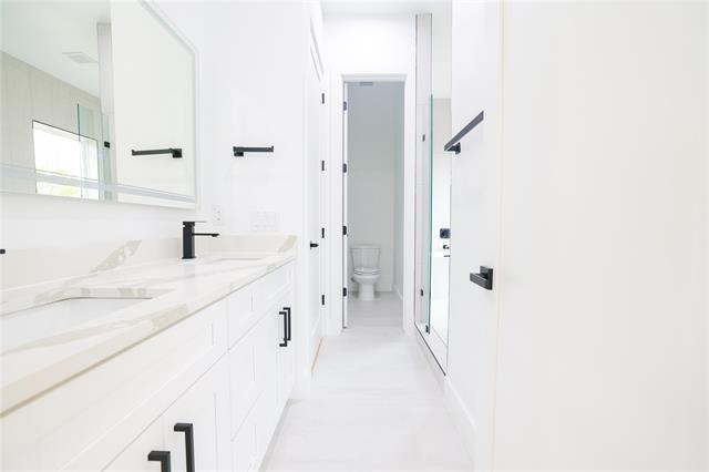 Building Photo - 306 E 7th St