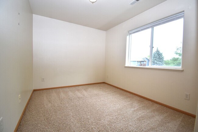 Building Photo - Townhouse Style 3 Bedroom 1.5 bathroom apartment in central Bozeman.  Great Central Location.