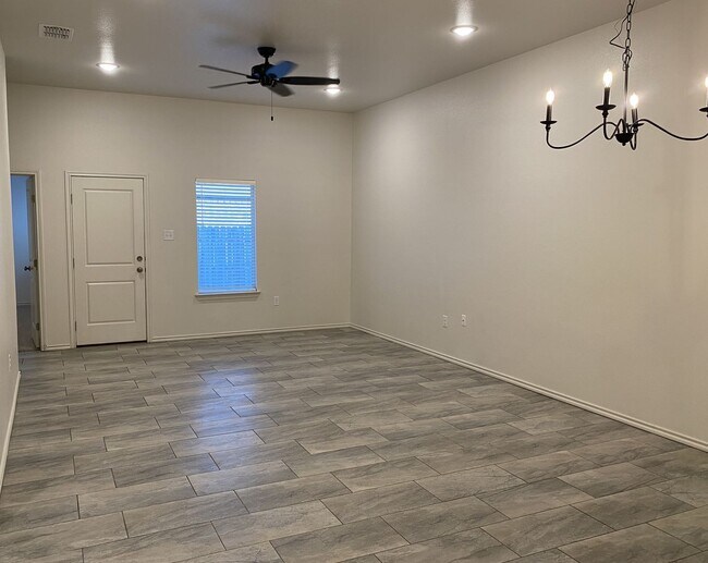 Building Photo - Don't miss out on this move in special of ...