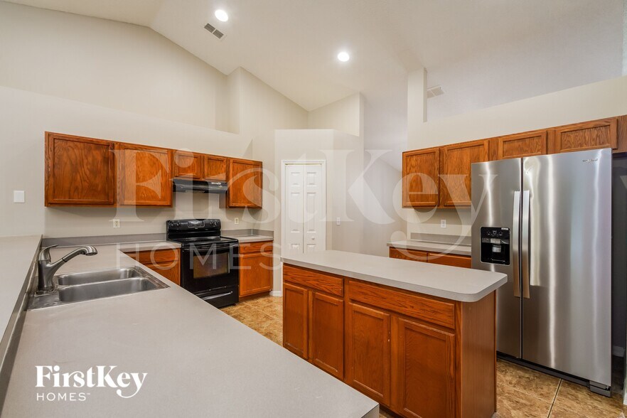 Building Photo - 649 Rosaro Ct