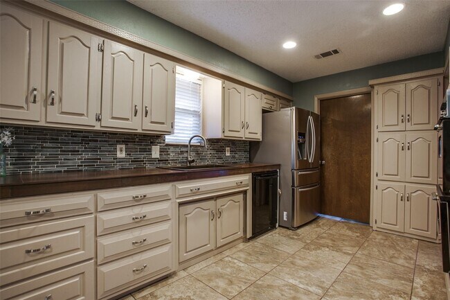Building Photo - 6935 Vista Willow Drive