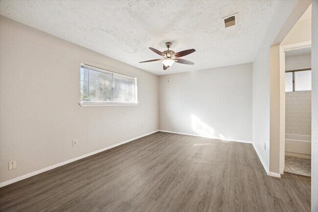 Building Photo - 7323 Wovenwood Ln