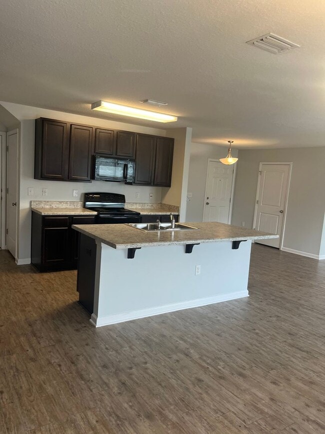 Building Photo - Convenient to shopping & Whiting Field!