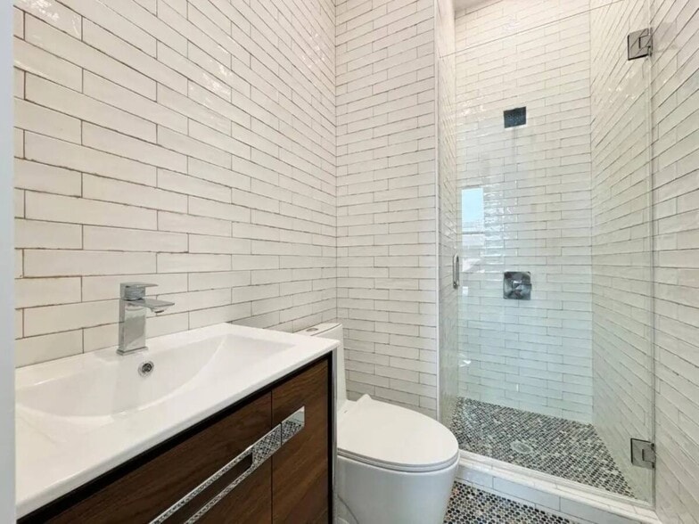 Building Photo - Furnished room/NOT APARTMENT