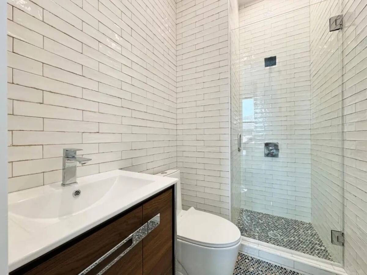 Building Photo - Furnished room/NOT APARTMENT