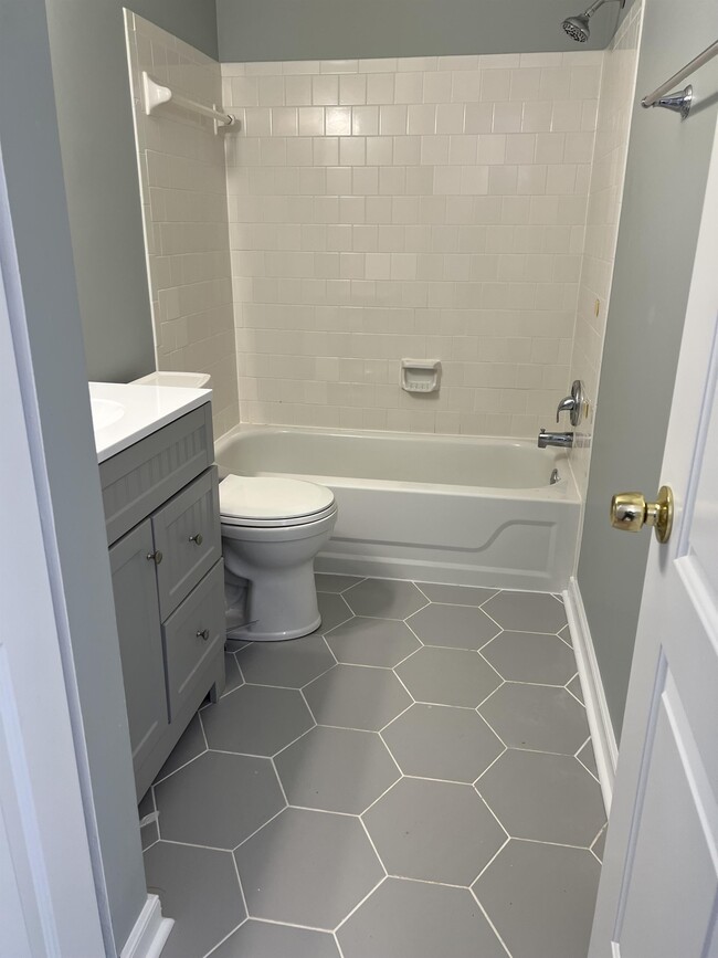 Building Photo - 980 Sutton Ct