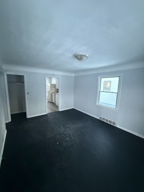 Building Photo - Move-In Ready Rental with 2 Beds and 1 Bat...