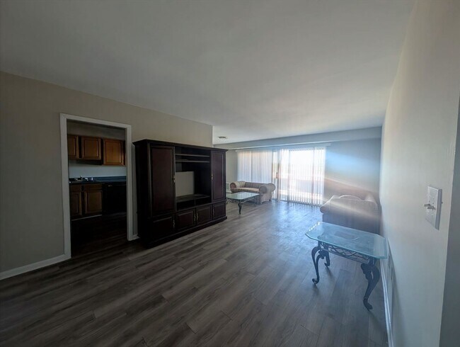 Building Photo - Bristol House Apartments