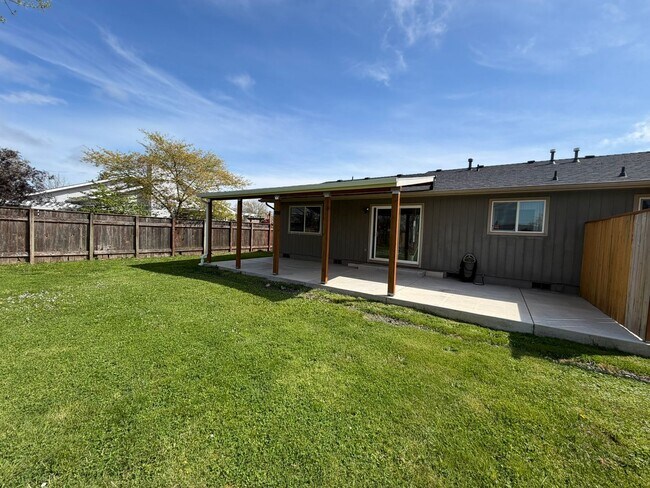 Building Photo - 370 11th St