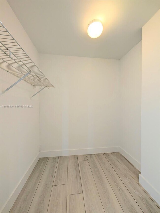 Building Photo - 7133 Bay Dr